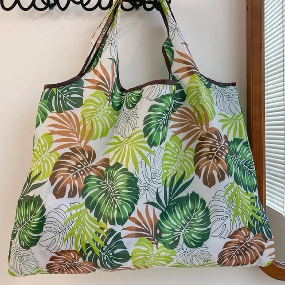 NWT Tropical Leaf Tote Bag - Picture 3 of 7